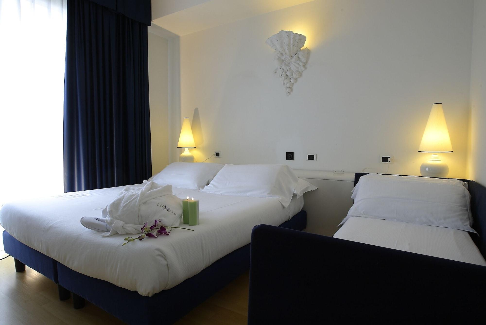 Hotel Luxor Rimini Buitenkant foto